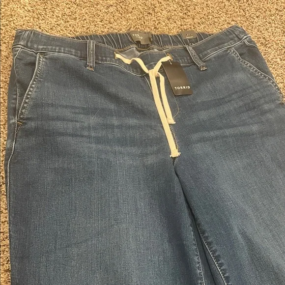 Torrid Women's Weekend Wide Leg Super Soft Mid-Rise Jeans - Picture 2 of 7